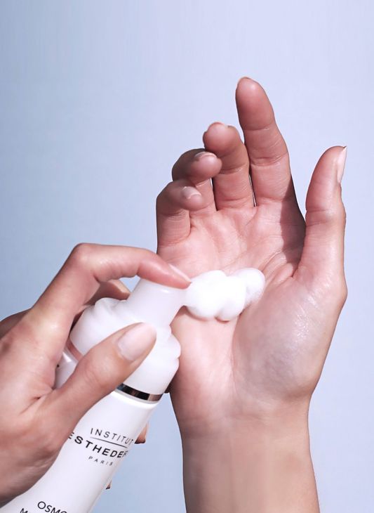Démaquillage des Yeux Sensibles : Comment et Pourquoi Adopter une Routine Douce et Efficace