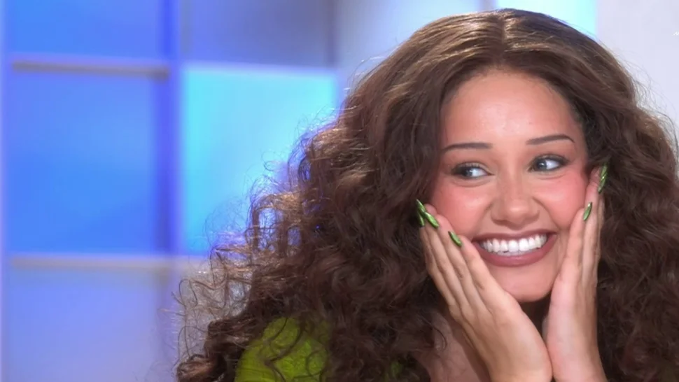 lena situation porte des lentilles de couleur